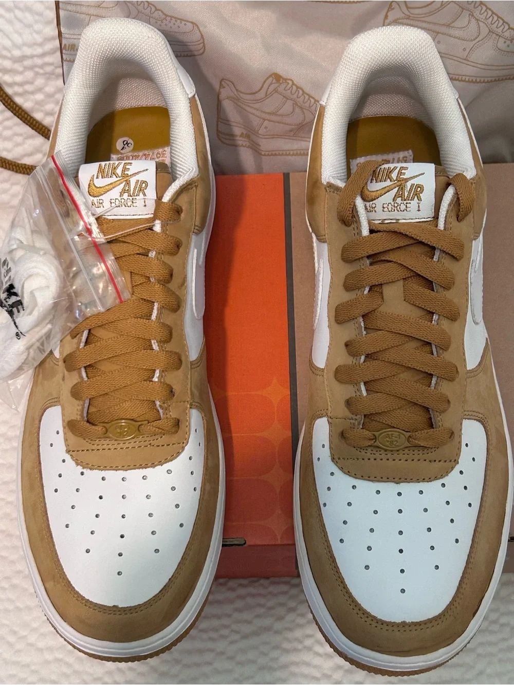Nike Men's Low Top Sneakers in White & Brown with Drawstring Bag